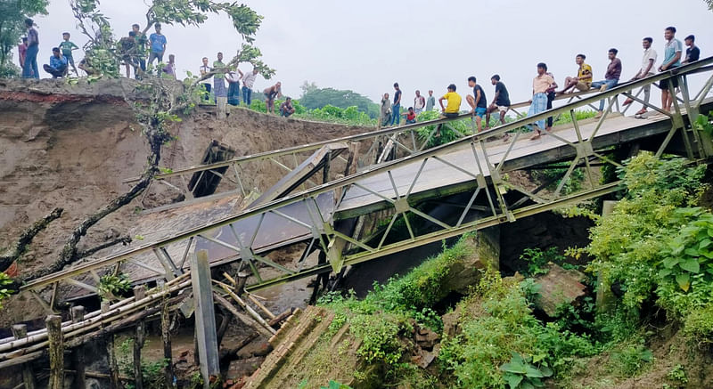 ঈশ্বরগঞ্জে ধসে পড়া বেইলি সেতু। বুধবার দুপুরে উপজেলার উচাখিলা বাজারের পশ্চিমে বটতলা মােড়ে